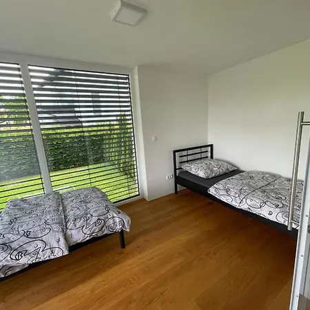 Schoene Gartenwohnung Mit Carport Und Terrasse! Διαμέρισμα Γκρατς