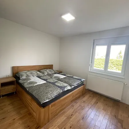 Διαμέρισμα Schoene Gartenwohnung Mit Carport Und Terrasse! Γκρατς