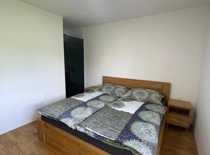 Διαμέρισμα Schoene Gartenwohnung Mit Carport Und Terrasse! Γκρατς